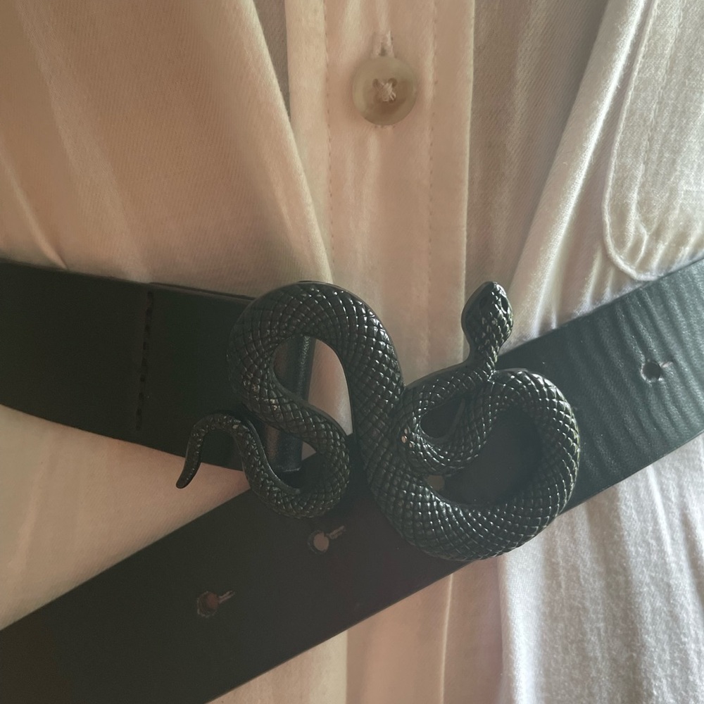 Black faux leather snake buckle belt